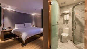 Ein modernes Schlafzimmer mit Bett, Nachttisch und einer Duschkabine mit Toilette.