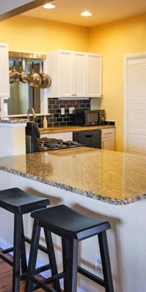 Fridge, microwave, oven, stovetop - Secluded Cozy Cottage in Historic Downtown (Annapolis)