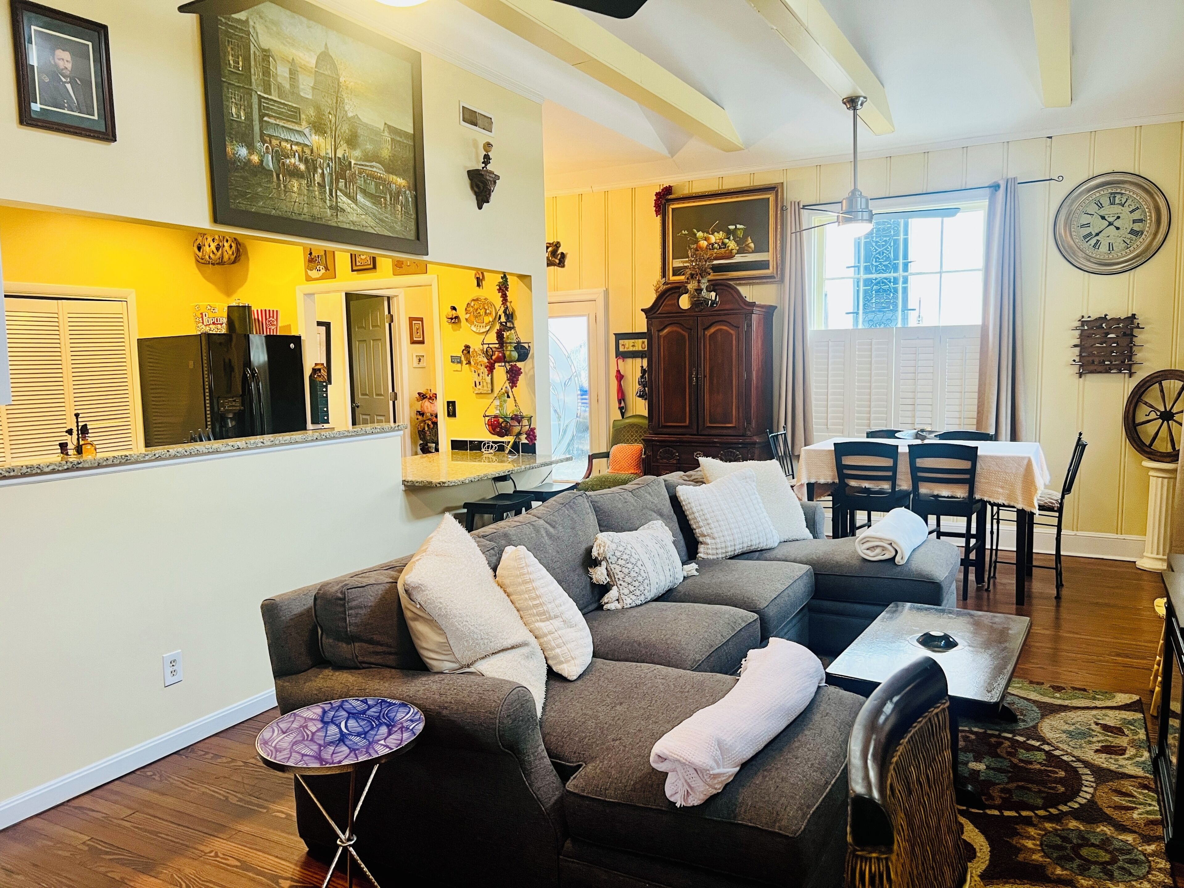 Smart-tv, eldstad och böcker