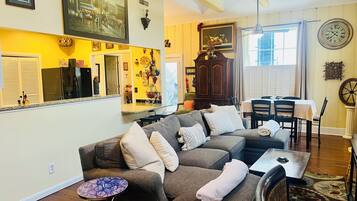 Smart-tv, eldstad och böcker