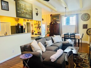 Smart TV, fireplace, books - Secluded Cozy Cottage in Historic Downtown (Annapolis)