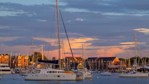 Un port de plaisance où sont amarrés de nombreux voiliers.