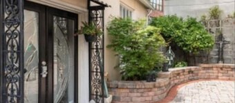 Secluded Cozy Cottage in Historic Downtown