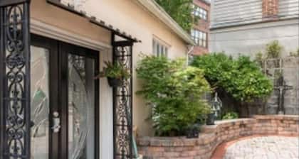 Secluded Cozy Cottage in Historic Downtown
