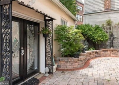 Secluded Cozy Cottage in Historic Downtown