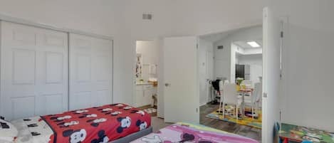 2 bedrooms, travel cot, free WiFi, bed sheets