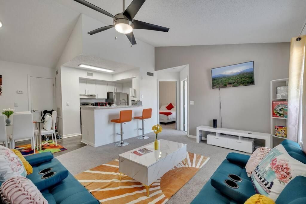 تلفزيون، مدفأة، كُتُب، مكتبة فيديو