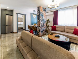 Deluxe-lejlighed - 1 soveværelse | Opholdsområde | 25-tommers tv med kabelkanaler