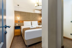 1 habitación, caja de seguridad en la habitación y escritorio