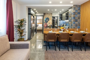 Departamento de lujo, 1 habitación, acceso a la alberca | Cocina privada | Refrigerador, microondas, horno y parrilla de estufa 