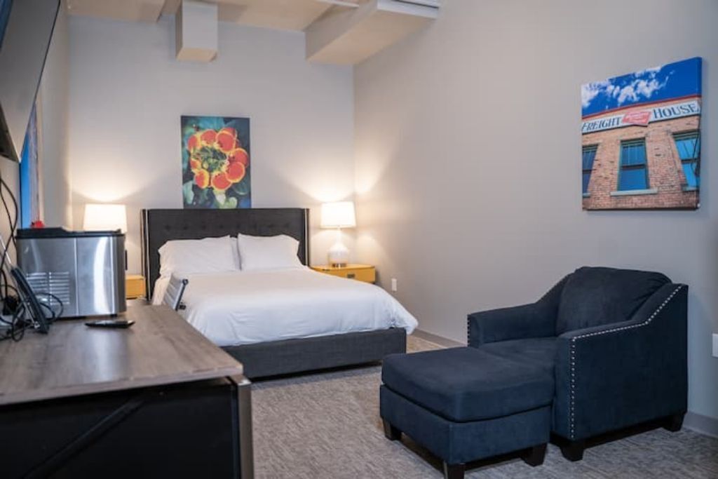 Welcoming Studio in Davenport