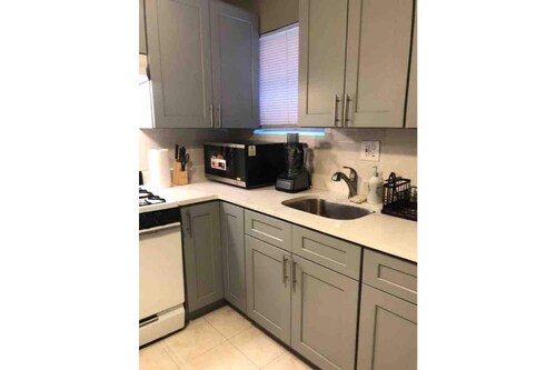 LOVELLY ONE BEDROOM APARMENT IN WHITESTONE