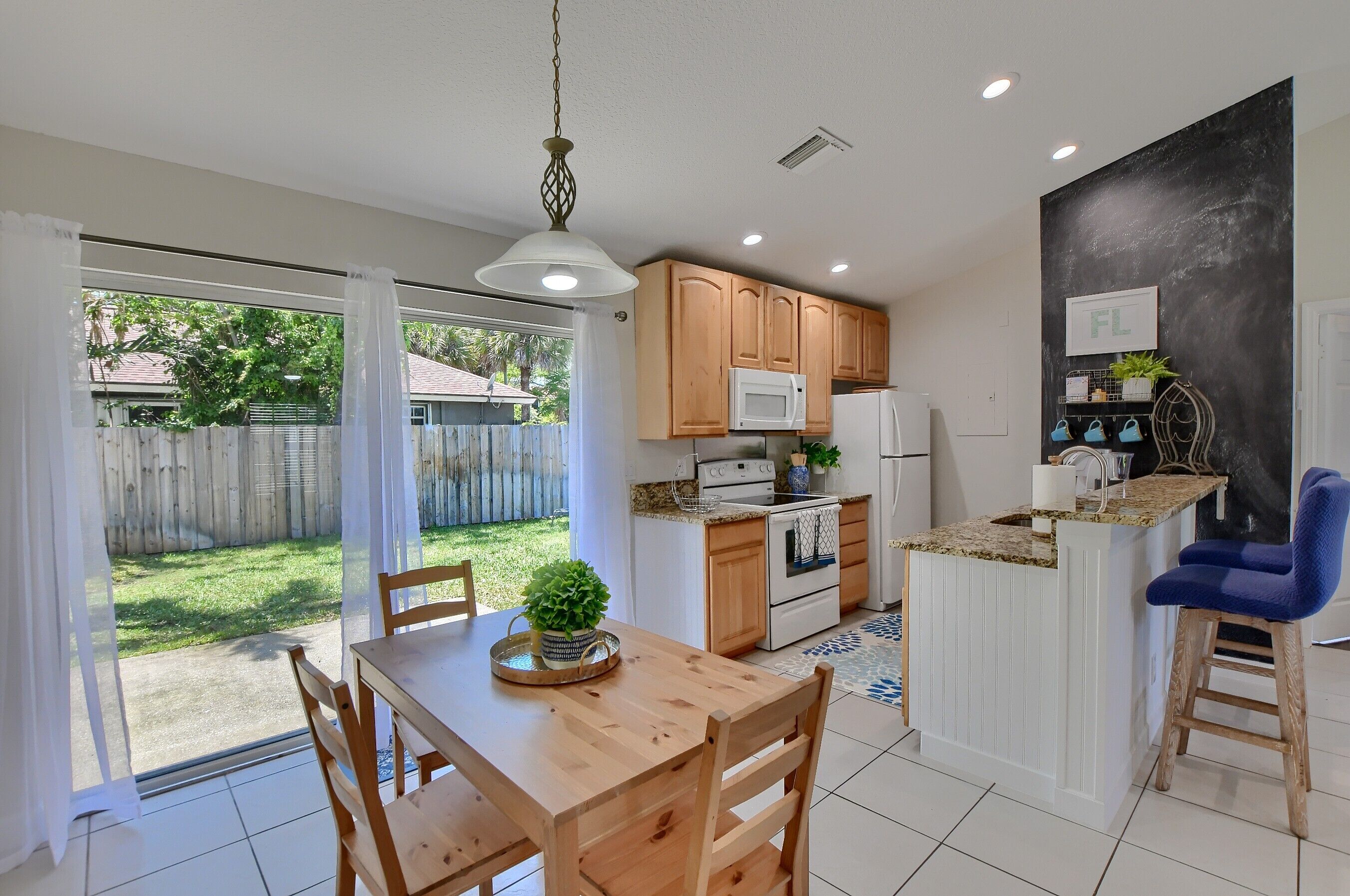 Sleeps 4+, Bring your boat, fenced yard!