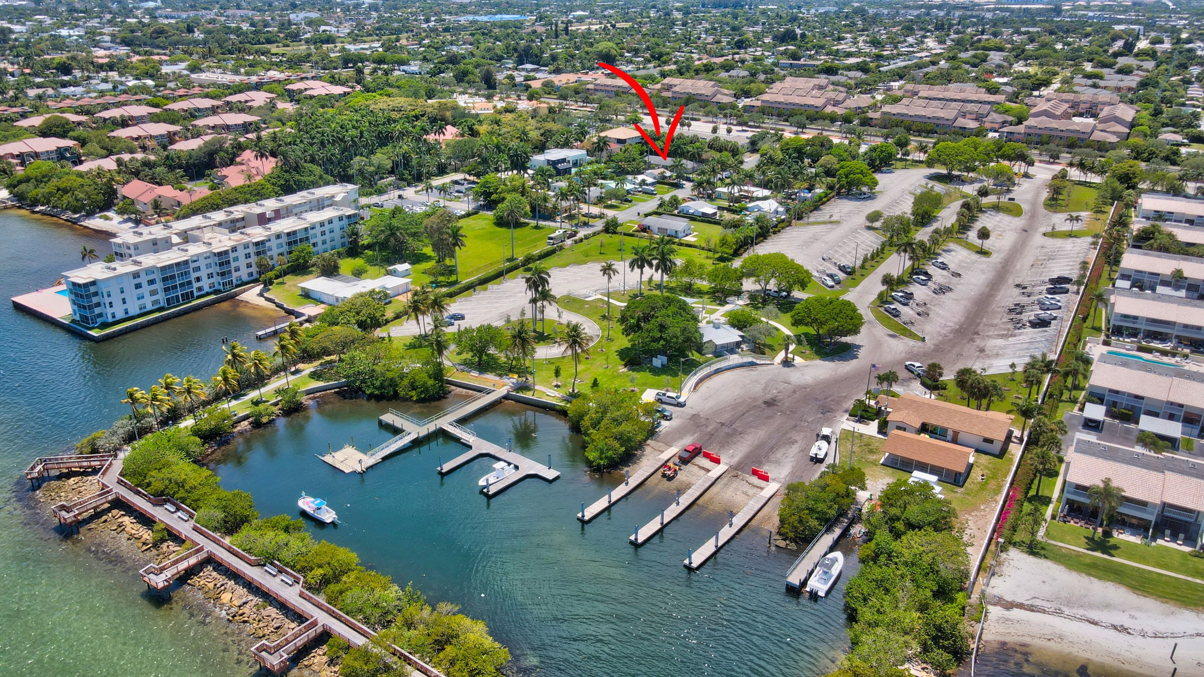 Sleeps 4+, Bring your boat, fenced yard!