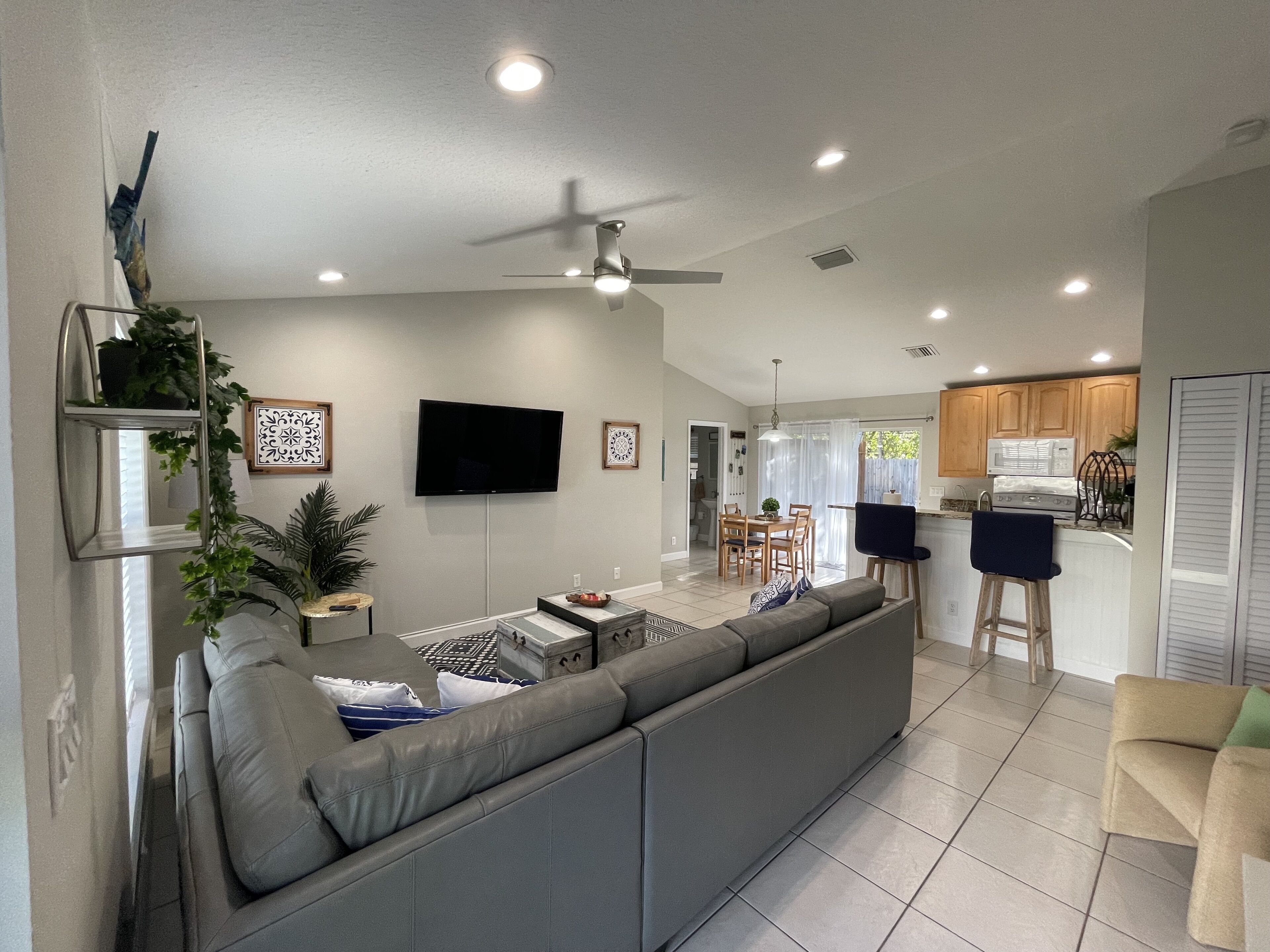 Sleeps 4+, Bring your boat, fenced yard!