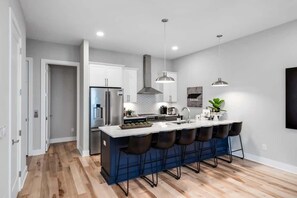 冷蔵庫、電子レンジ、オーブン、コンロ