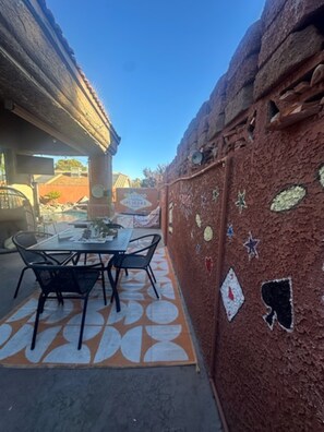 Outdoor dining - Vegas Private Resort Style House (Las Vegas)