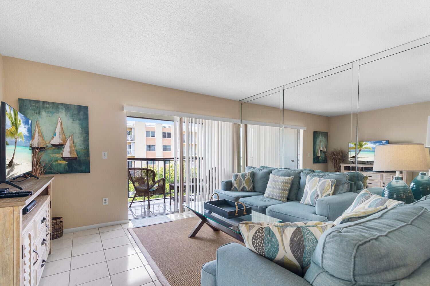 Spacious 1 Bed, 5min walk to the Beach!