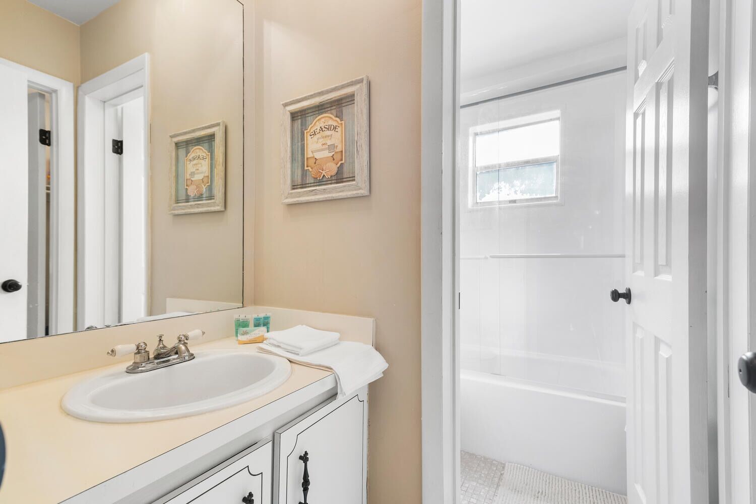 Spacious 1 Bed, 5min walk to the Beach!