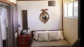 1 habitación, tabla de planchar con plancha, wifi gratis y ropa de cama