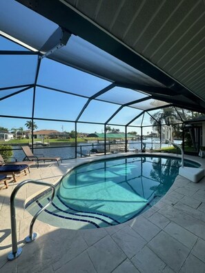 室外游泳池，恒温泳池