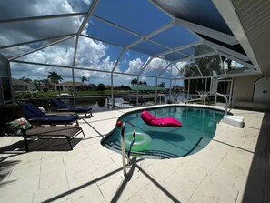 Alberca al aire libre y alberca climatizada