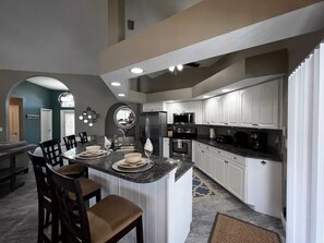 冰箱、微波炉、烤箱、炉灶