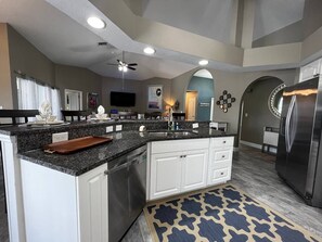 冰箱、微波炉、烤箱、炉灶