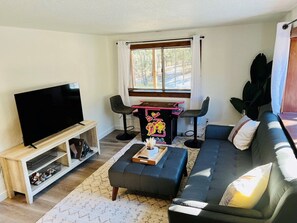 TV - *Adorable A-Frame* Hot Tub | Pac-Man | Fire Pit (florrisant)