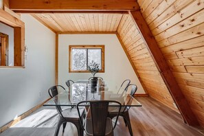 Dining - *Adorable A-Frame* Hot Tub | Pac-Man | Fire Pit (florrisant)