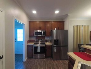 Geladeira, micro-ondas, fogão, cooktop