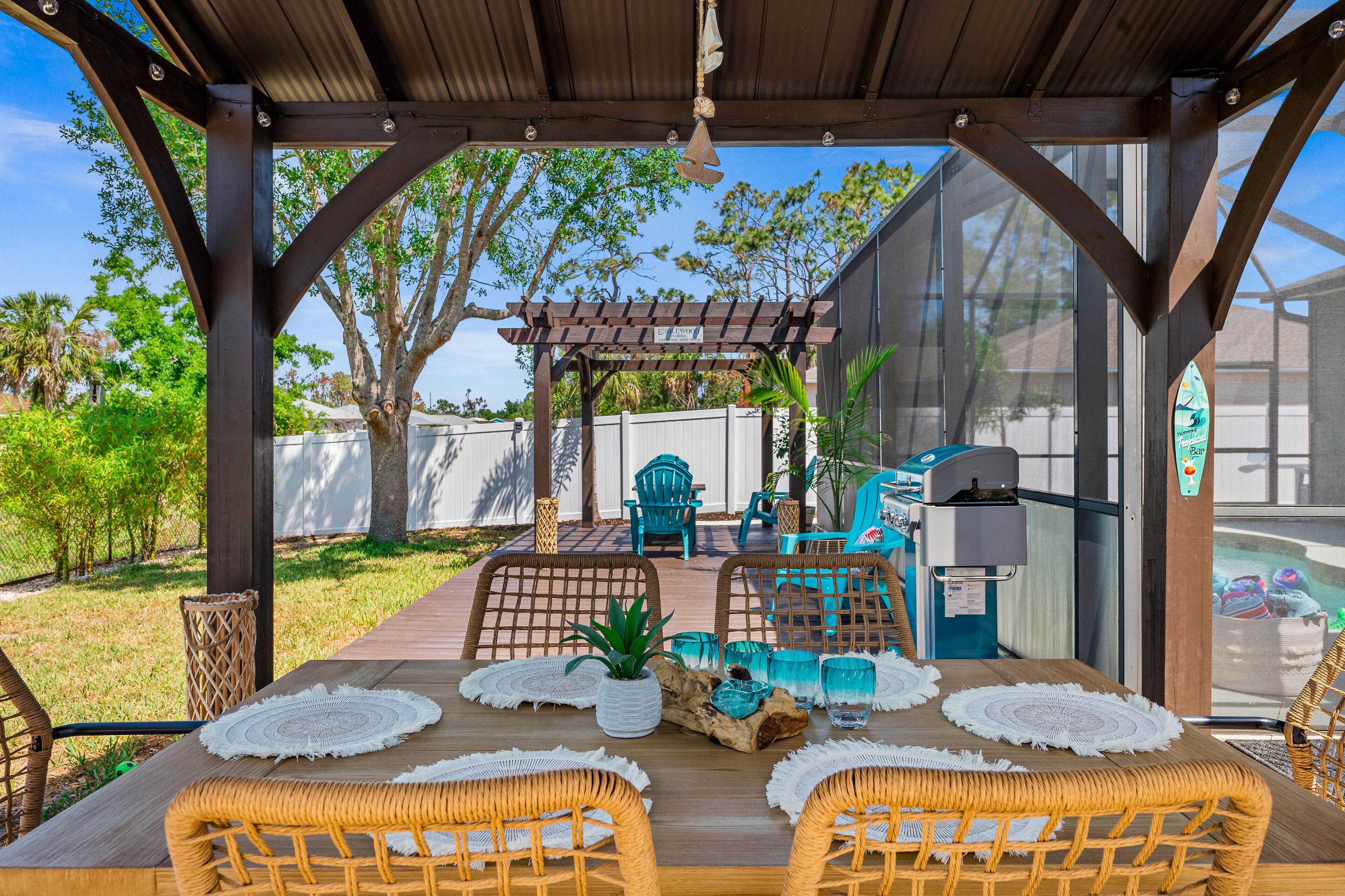 Green Bamboo-Heated Pool home, minutes from the beach, great backyard.