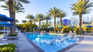 Una piscina al aire libre, una piscina climatizada