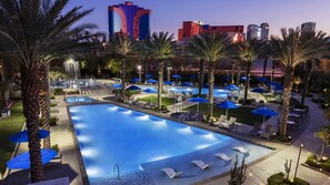Una piscina al aire libre, una piscina climatizada
