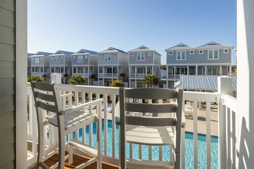 Beautiful beach views with top floor living area.  Walkable to shops and attractions. Professionally decorated.