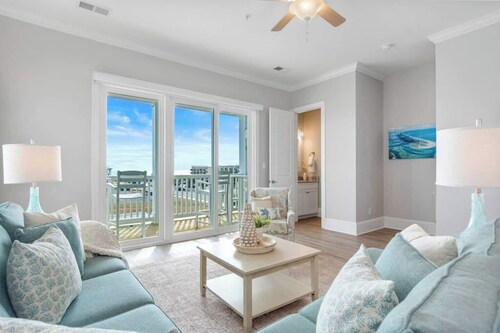 Beautiful beach views with top floor living area.  Walkable to shops and attractions. Tastefully decorated!