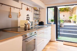 Kjøleskap, kokeplater, kaffetrakter/tekoker og kjøkkenutstyr