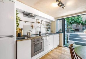 Kjøleskap, kokeplater, kaffetrakter/tekoker og kjøkkenutstyr