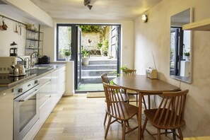 Fridge, stovetop, coffee/tea maker, cookware/dishes/utensils - Modern flat with KING bed, garden & outdoor dining (London)