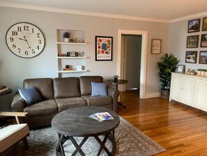 Smart TV, books - 4 blocks from rt66- hot tub-firepit-AC (Williams)