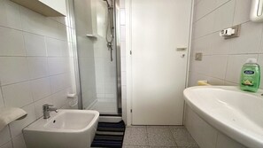 Doccia, bidet, asciugamani