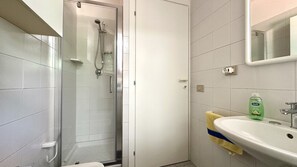 Shower, bidet, towels - M341 - Marcelli, Three-room apartment with garden close to the sea (Marcelli)
