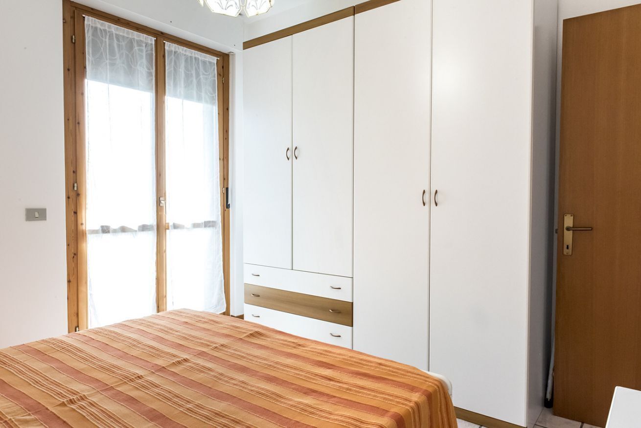 1 bedroom, bed sheets