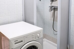 Ducha, bidet, toallas