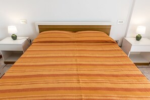 1 bedroom, bed sheets
