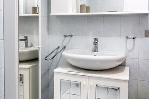 Douche, bidet, serviettes fournies