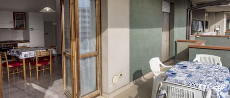 تناول الطعام بالخارج