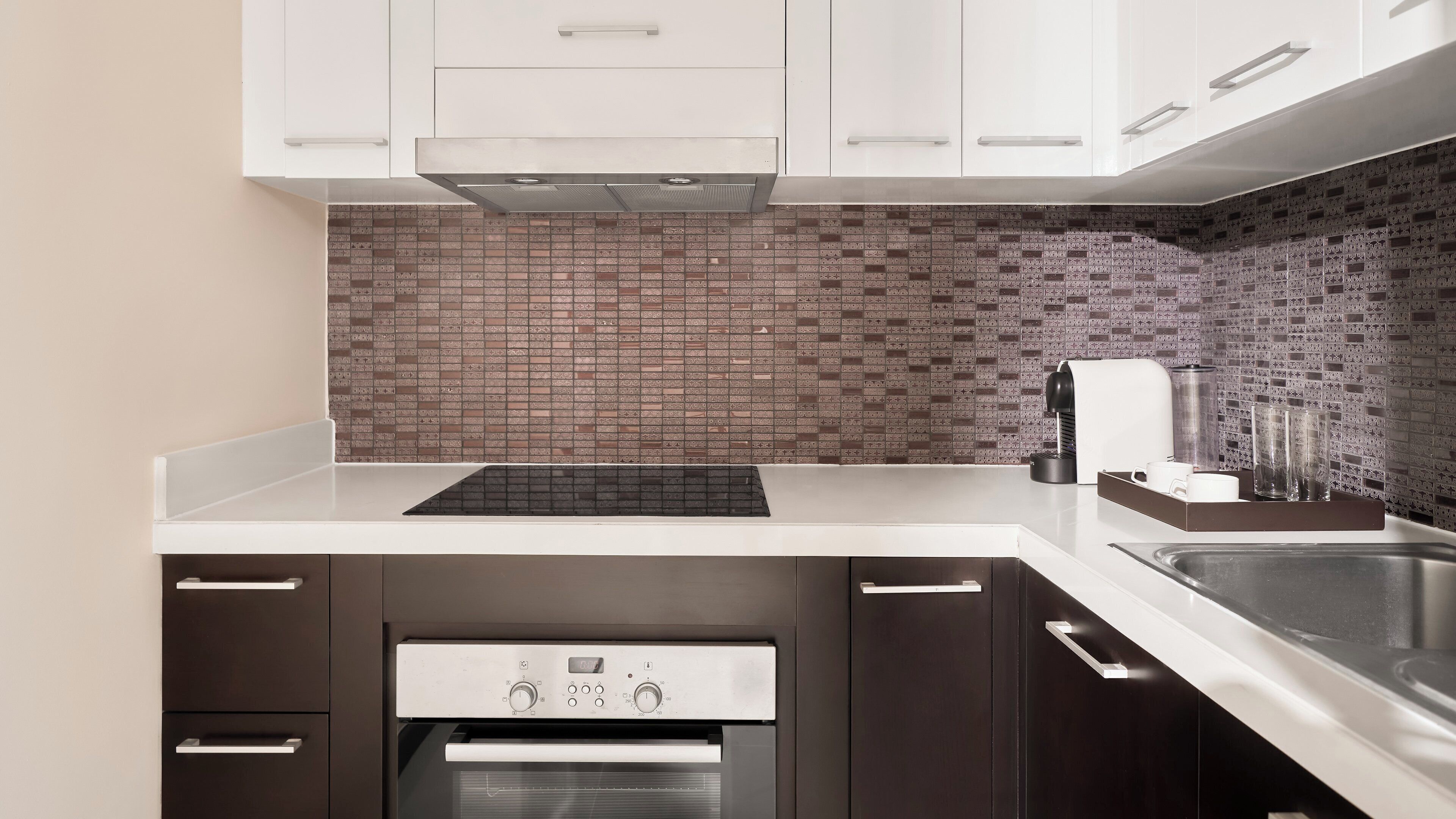 Suite, 2 chambres (Dual Level, 2 King) | Coin cuisine privé | Réfrigérateur, micro-ondes, four, bouilloire électrique