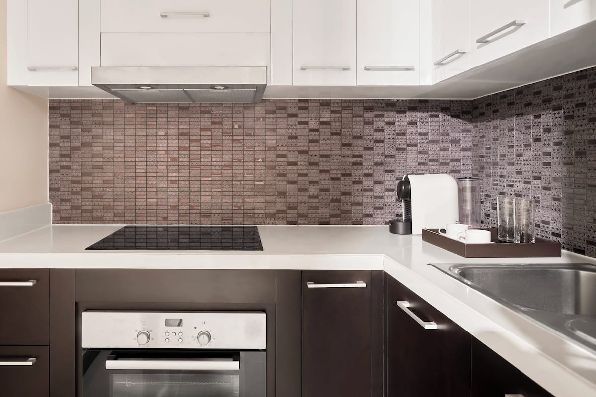 Suite, 2 chambres (Dual Level, 2 King) | Coin cuisine privé | Réfrigérateur, micro-ondes, four, bouilloire électrique