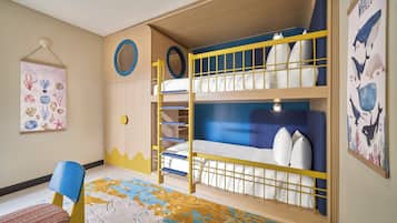 Suíte, 2 quartos, vista para o oceano (1 King, 1 Bunk Bed) | Cofres nos quartos, espaço de trabalho para notebook